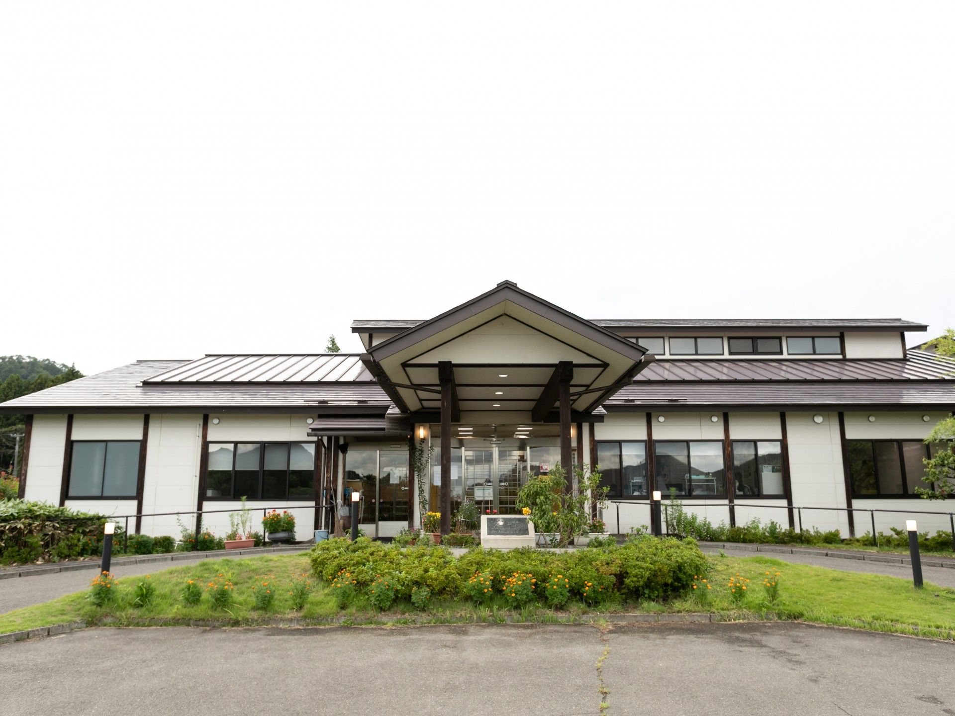 緑に囲まれた建物の外観