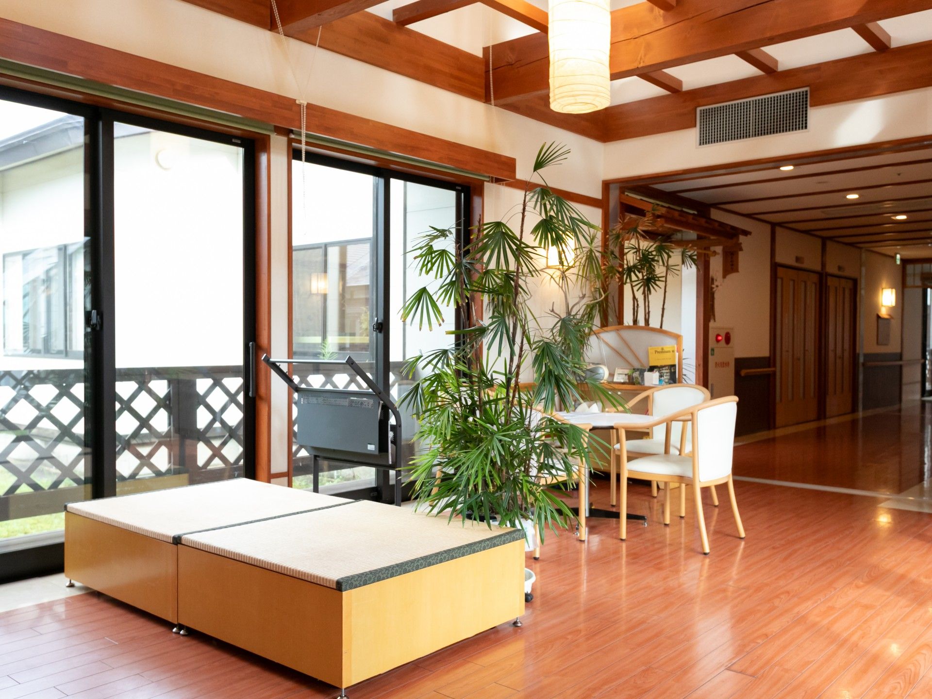 明るい廊下の一角