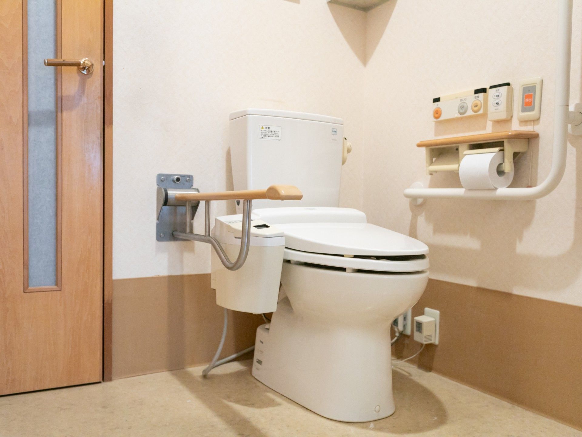 手すり付きのトイレ