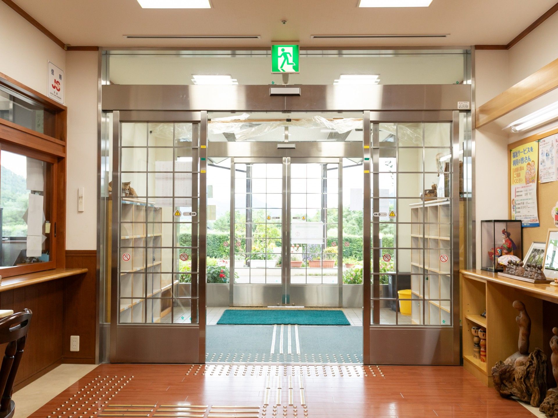 広い出入口の風景