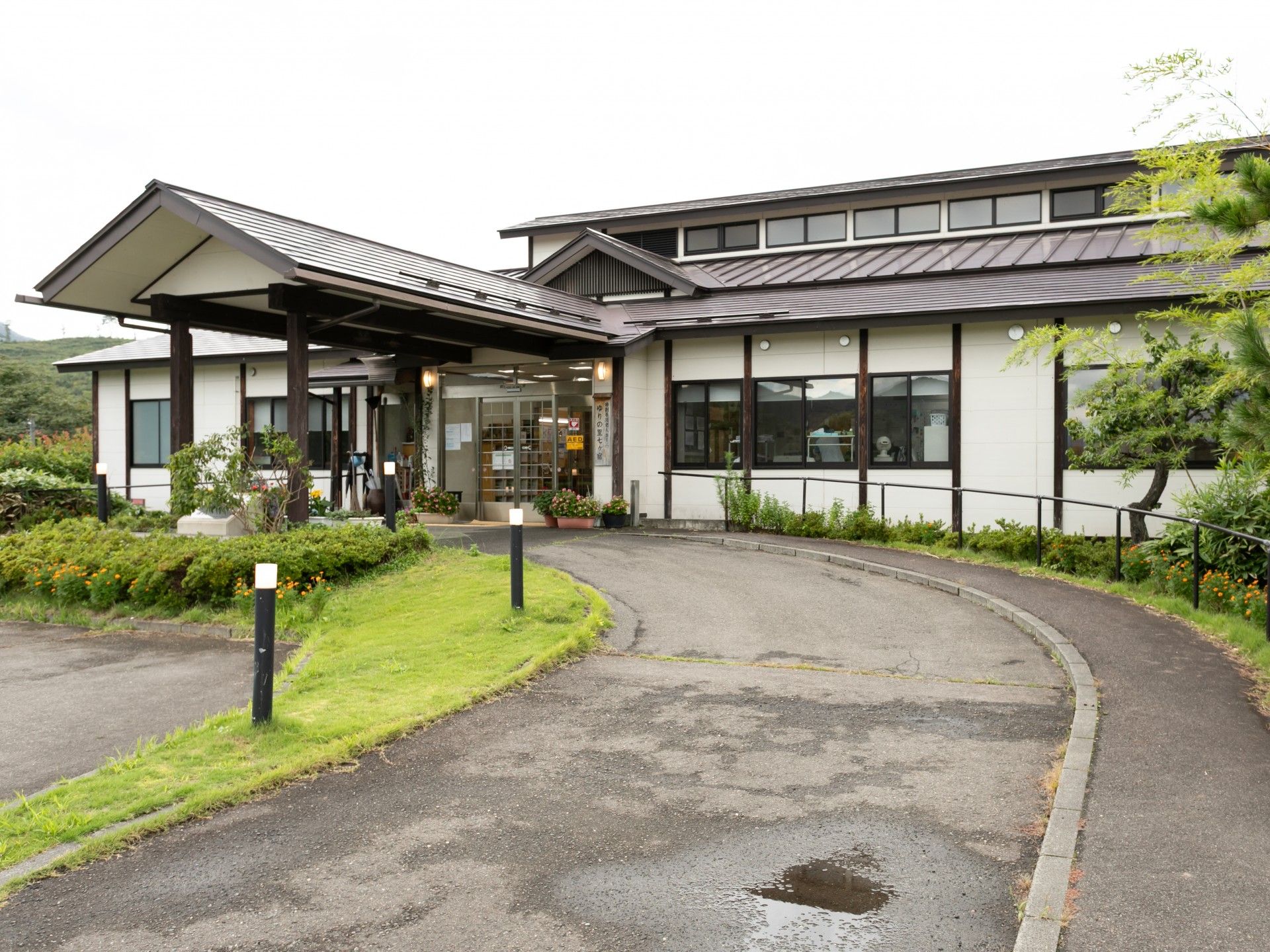 緑に囲まれた建物の外観