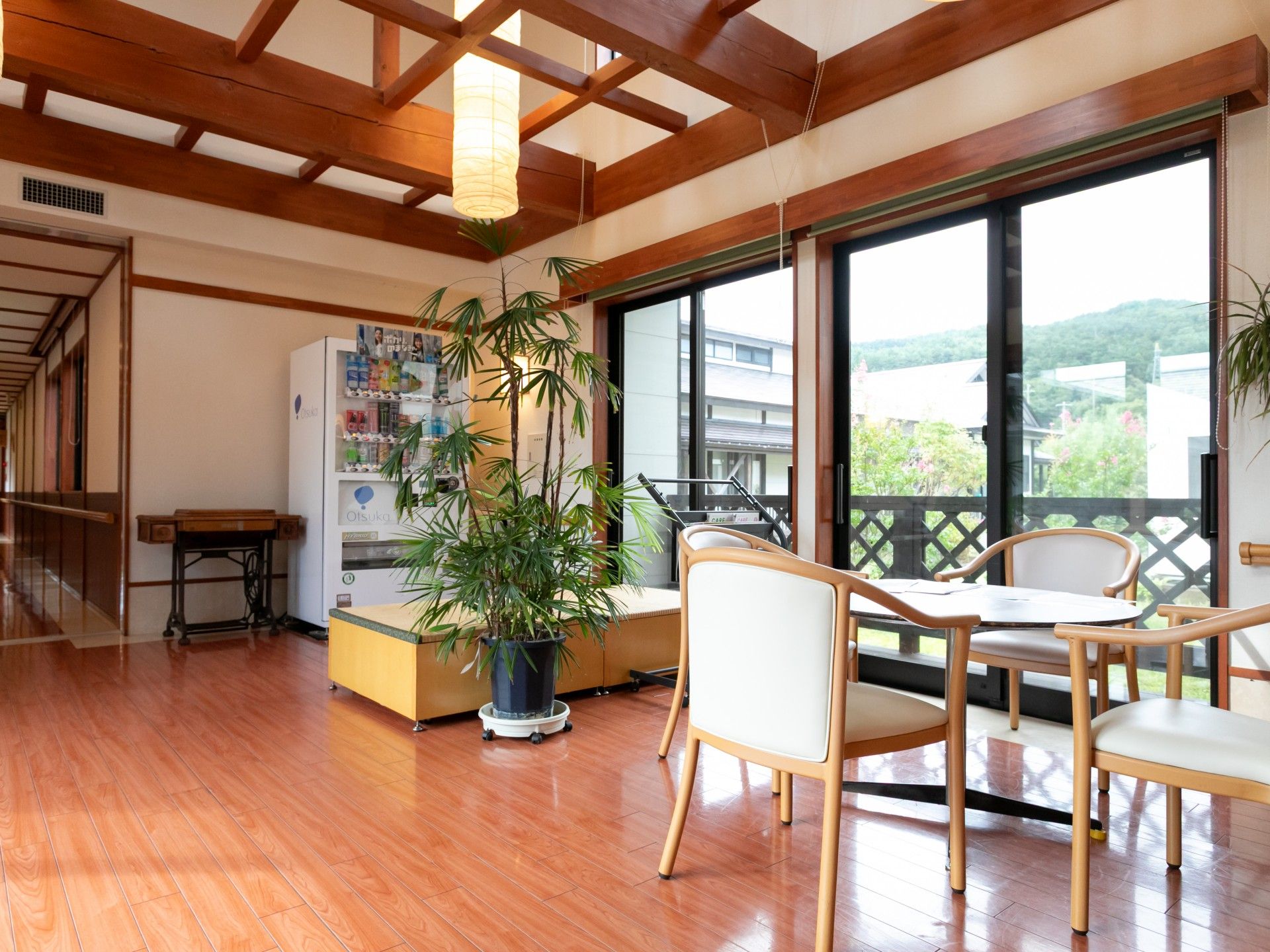 自動販売機とテーブルのあるスペース