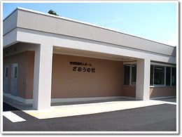 明るい入り口の建物