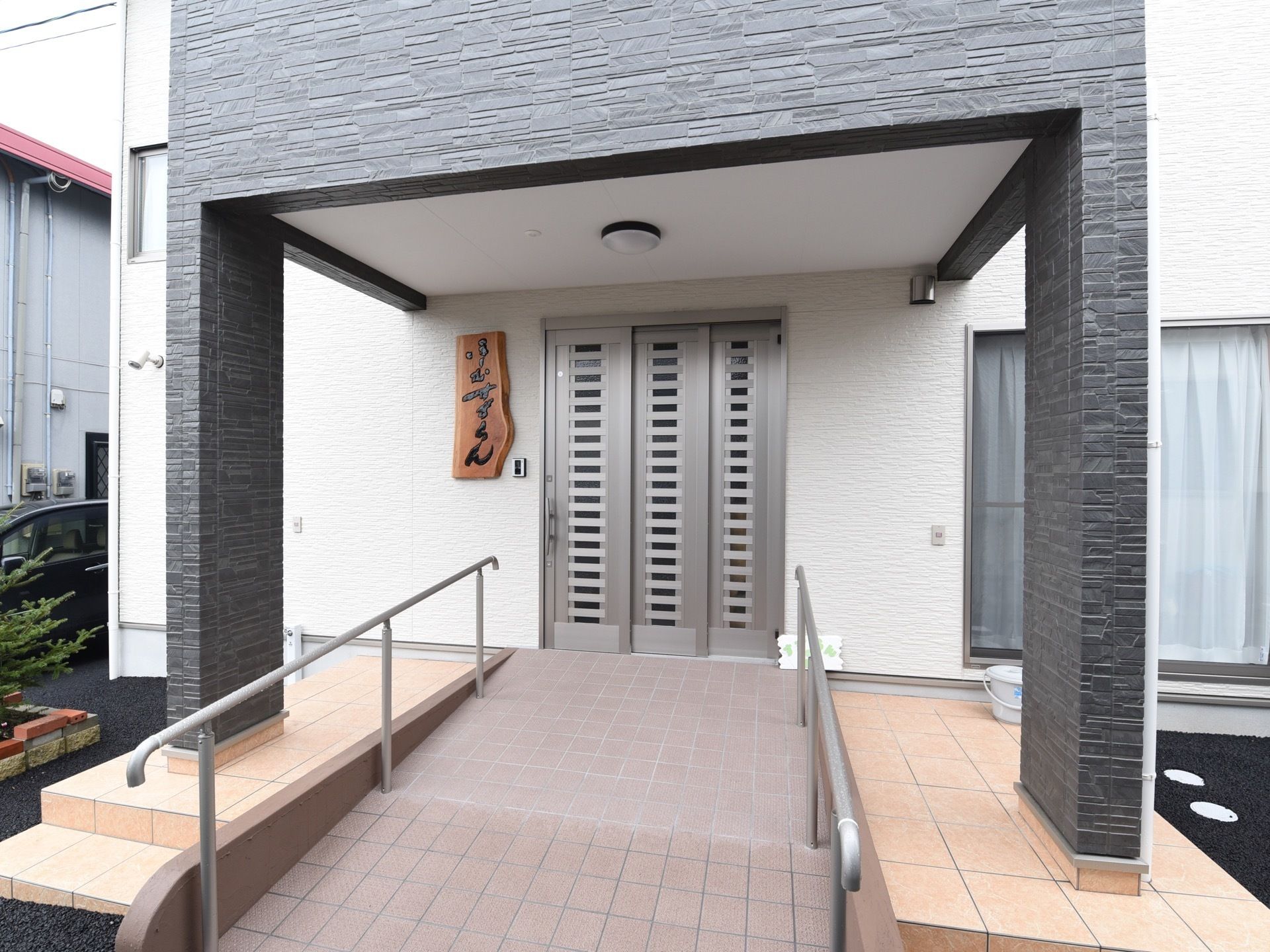 エントランスの前には傾斜の緩やかなスロープが完備されている。大きな屋根も取りつけられているので、雨の日でも安心である。