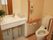 トイレは引き戸で広く、呼び出しボタン付き。トイレ内に洗面スペースも設置されている。