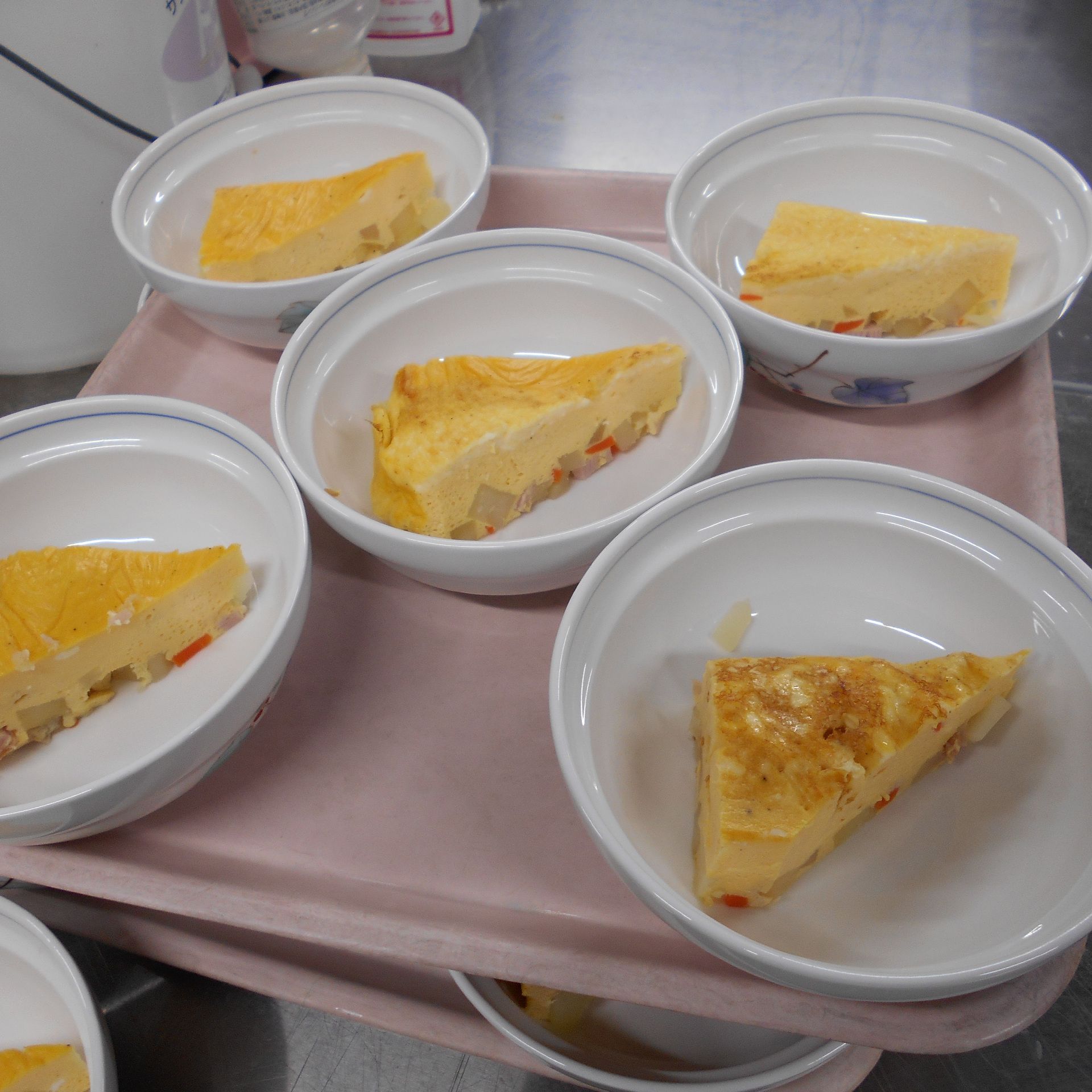 切り分けられ器に盛り付けられたスパニッシュオムレツ