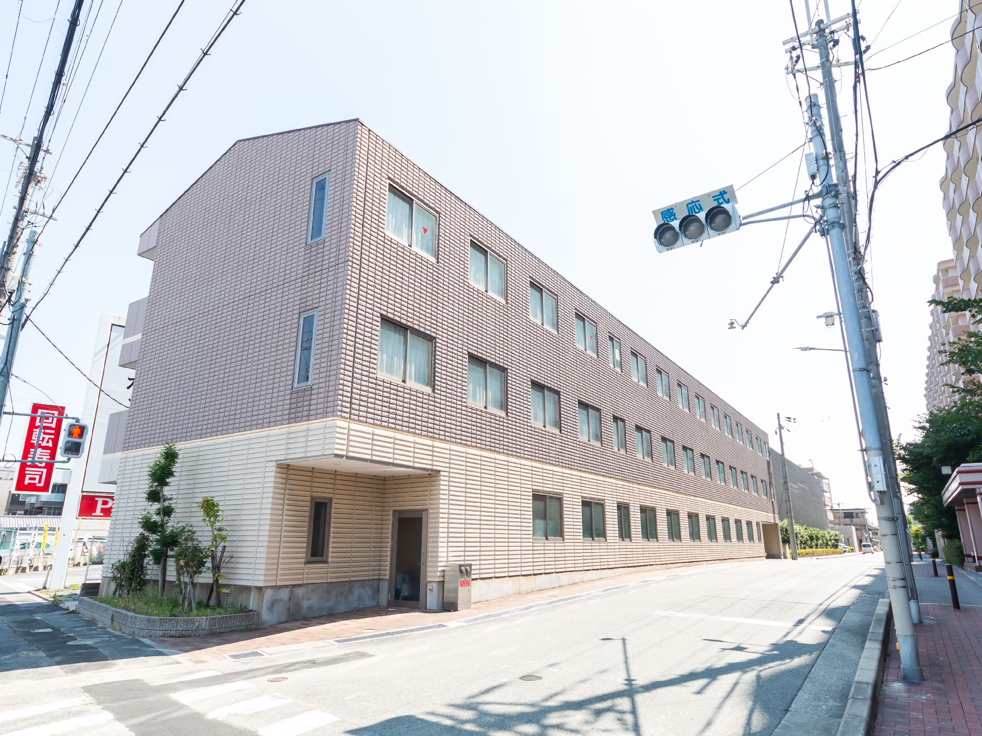 落ち着いた色合いの外壁で、マンションのように見える外観