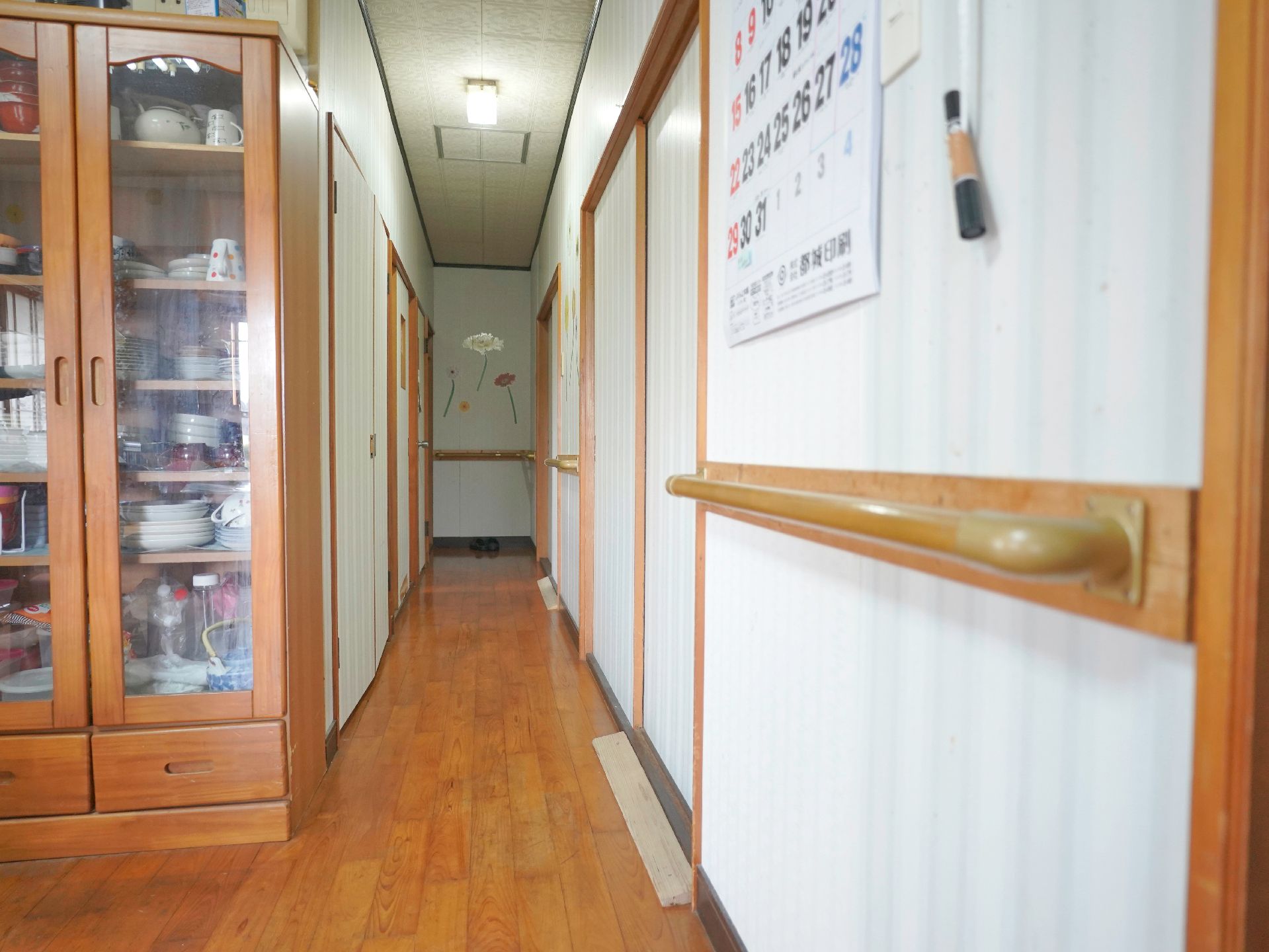 手すりが設置された廊下