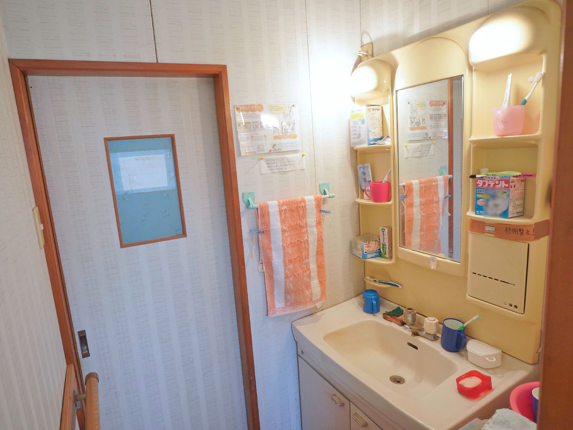 鏡やライトが付いた洗面台