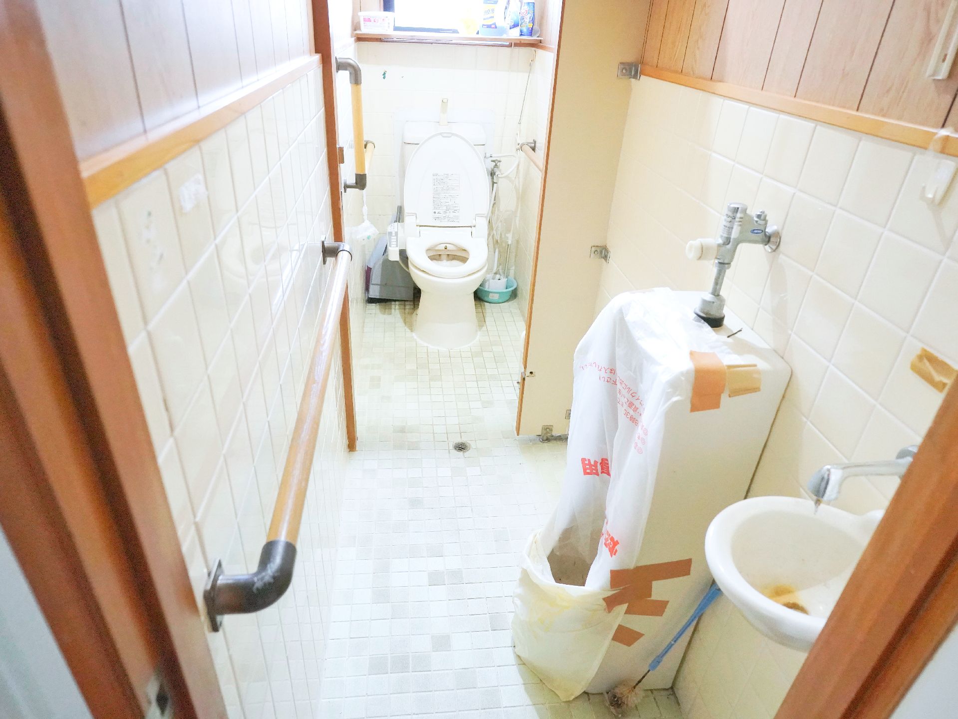 男性用便器と洋式トイレ