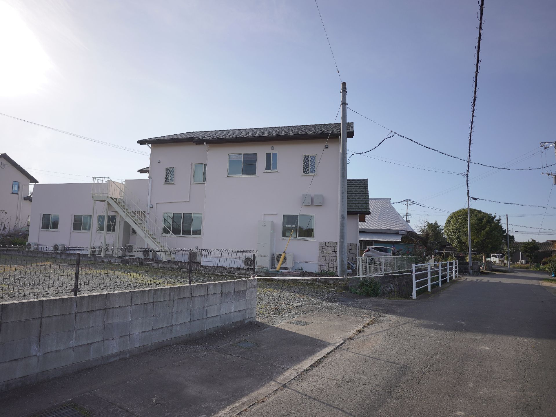 白い見た目で２階建ての外観