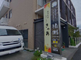 都市の角にある建物の外観