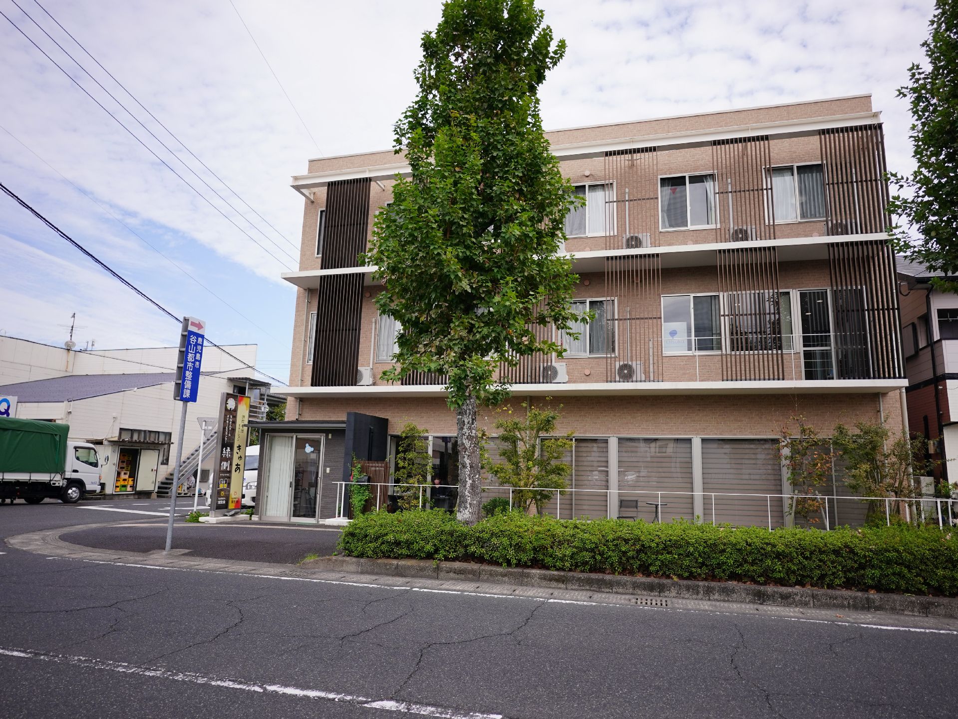 道路沿いに建つ住宅型有料老人ホーム