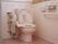 洋式トイレは広めの通路から入っていけるので車椅子でも移動がしやすい。両側に手すりもあるので移動も楽に行える。