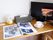 一人部屋の窓際のテーブルには小さいテレビが置かれ、テッシュや飲み物、雑誌などを広げるスペースがある。