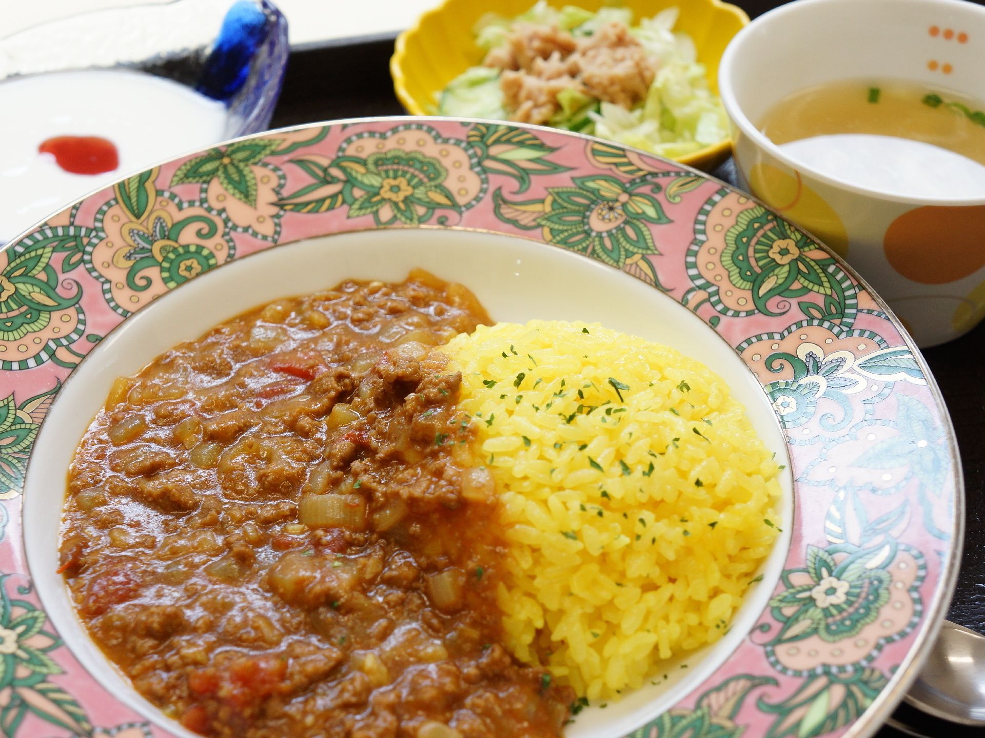 皿に盛りつけられている多国籍料理のポピュラーメニュー