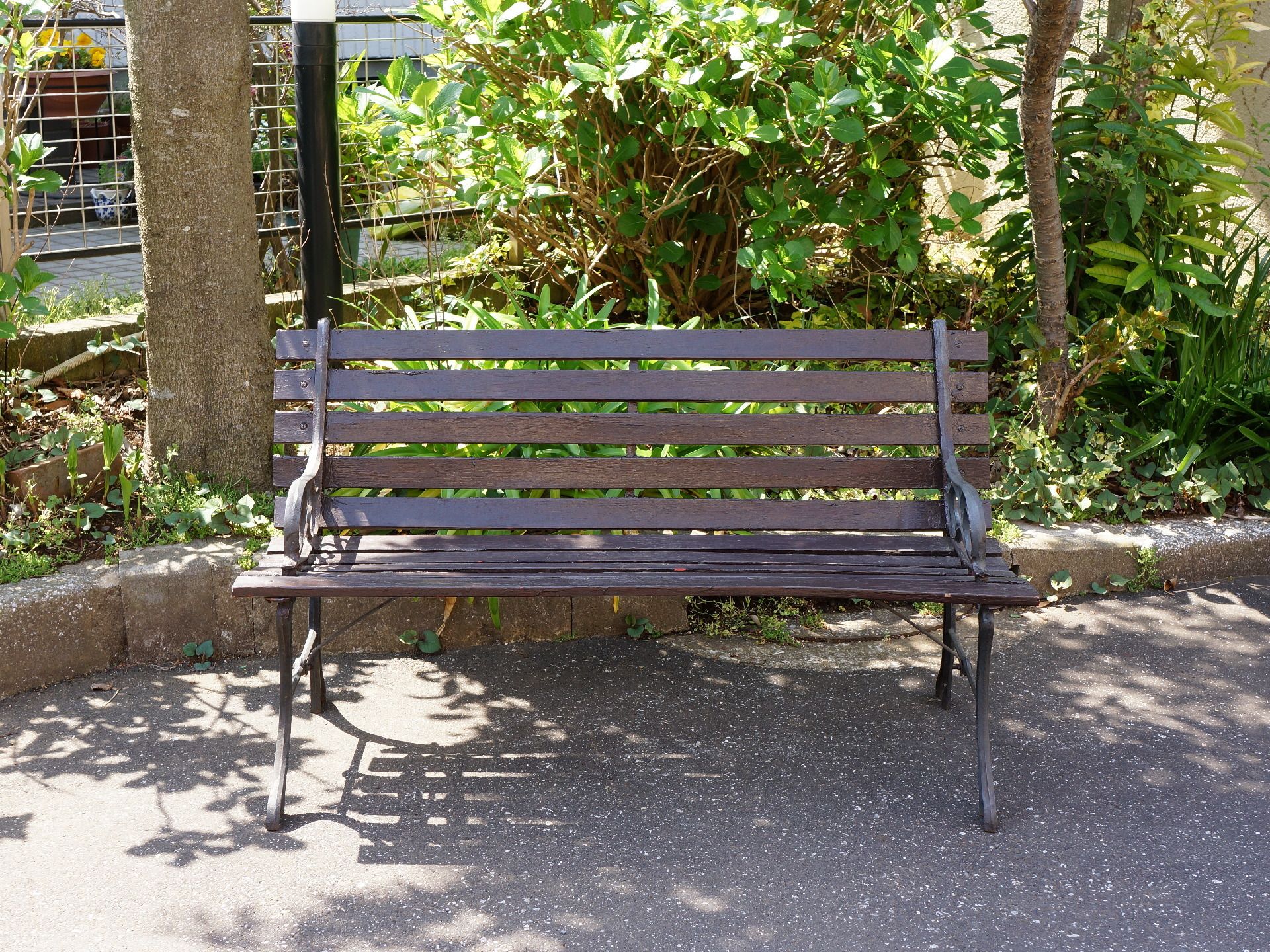 ベンチの座る部分や背もたれは木の板をいくつか空間を開けて等間隔で置かれており、脚やひじ掛けは金属でできている。