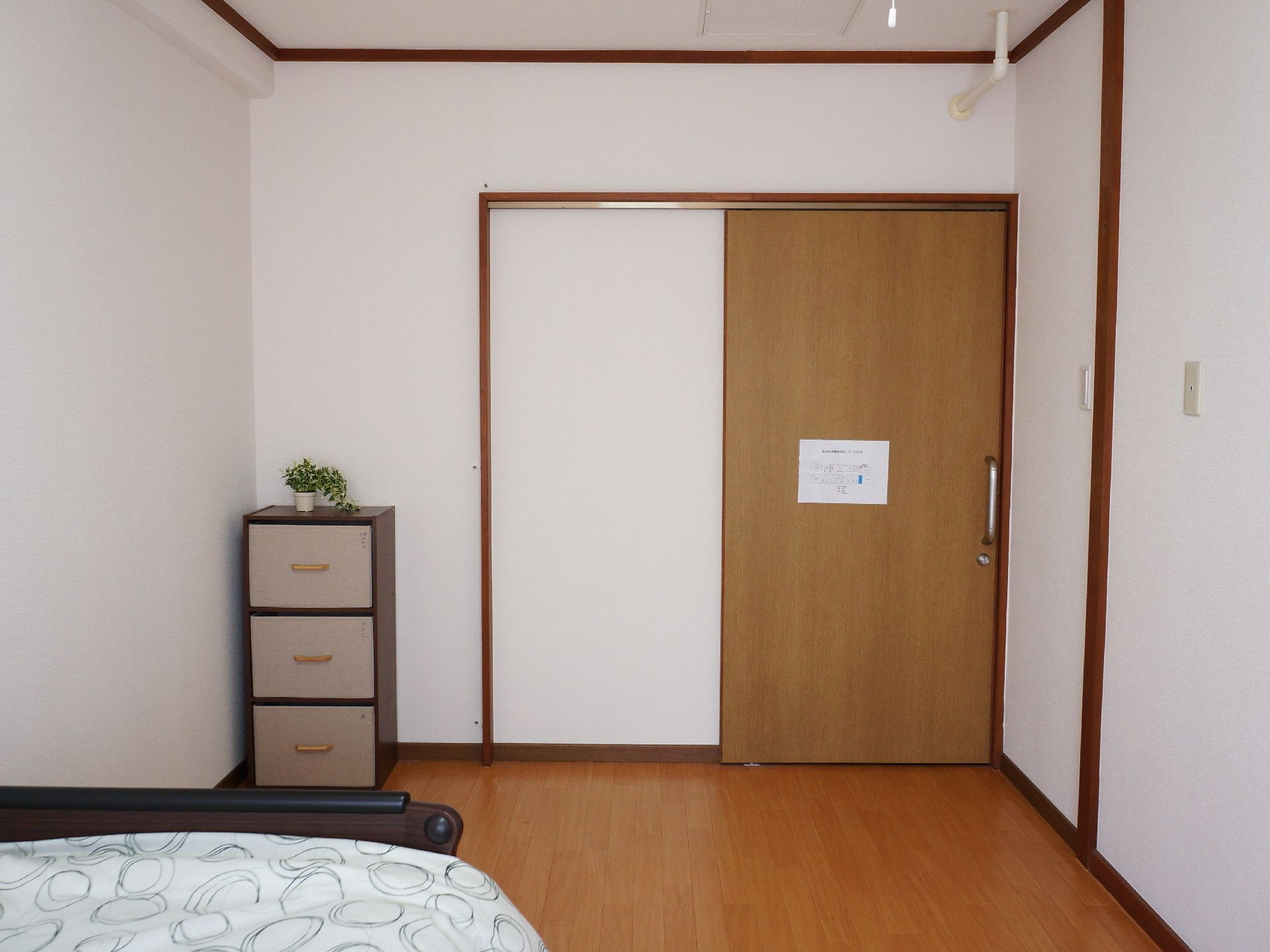 個室からみたドア。スライド式なので開け閉めに負担が少ない。車椅子の方でもストレスなく出入りができる。