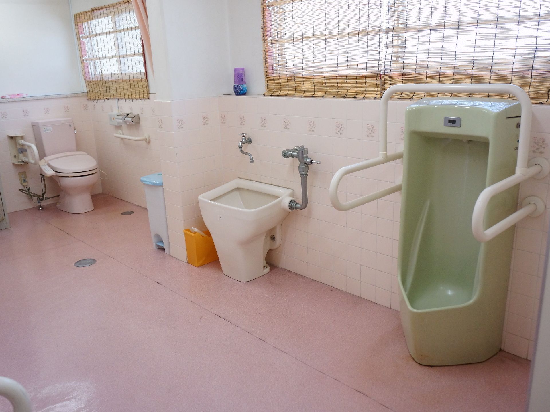 トイレは広々していて、洋式の他に男性用のしょん便器が設置されているので便利。通路が広いので車いすでも楽々移動できる。