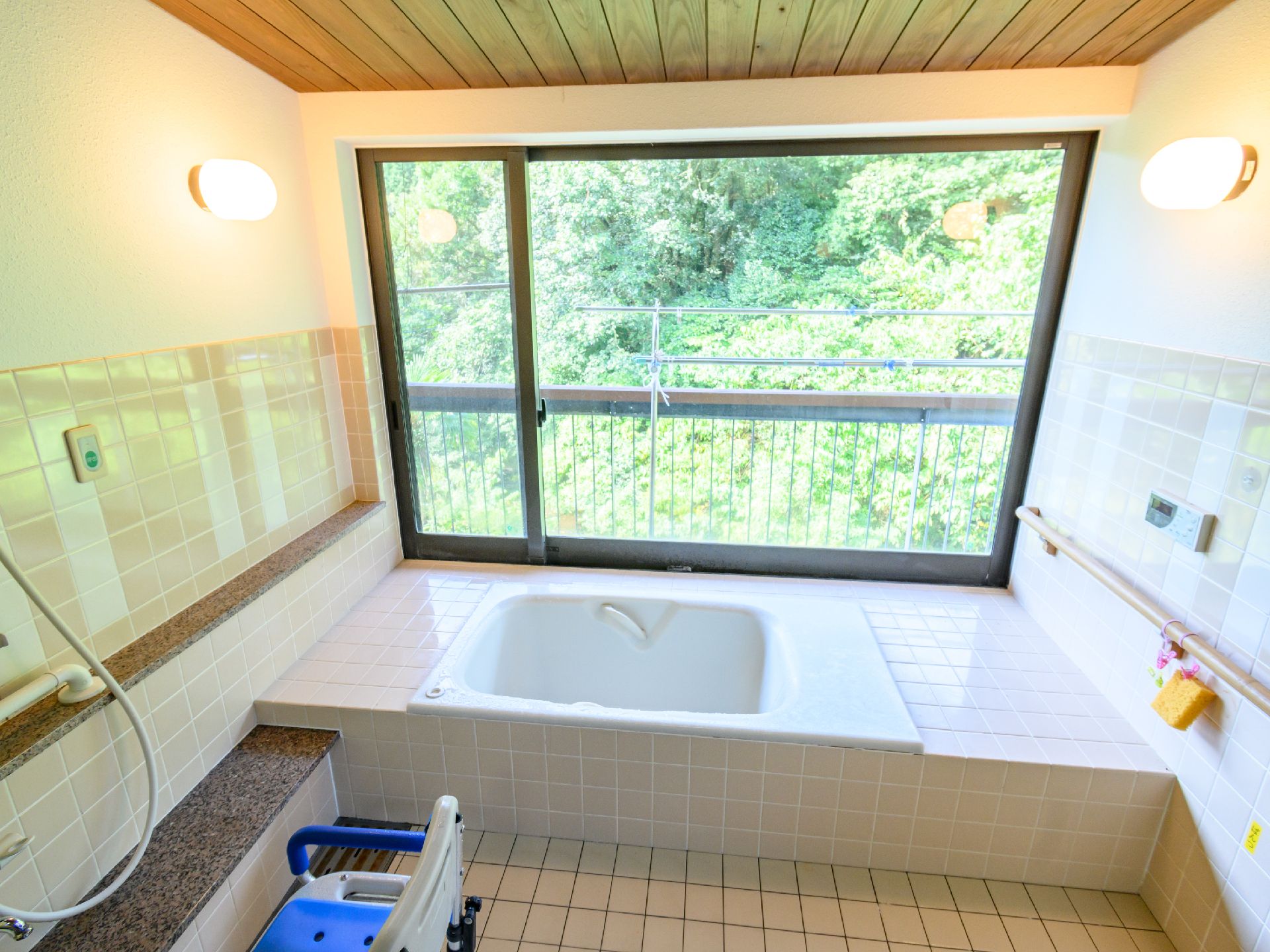 転倒を防ぐための手すりが取り付けられている浴室