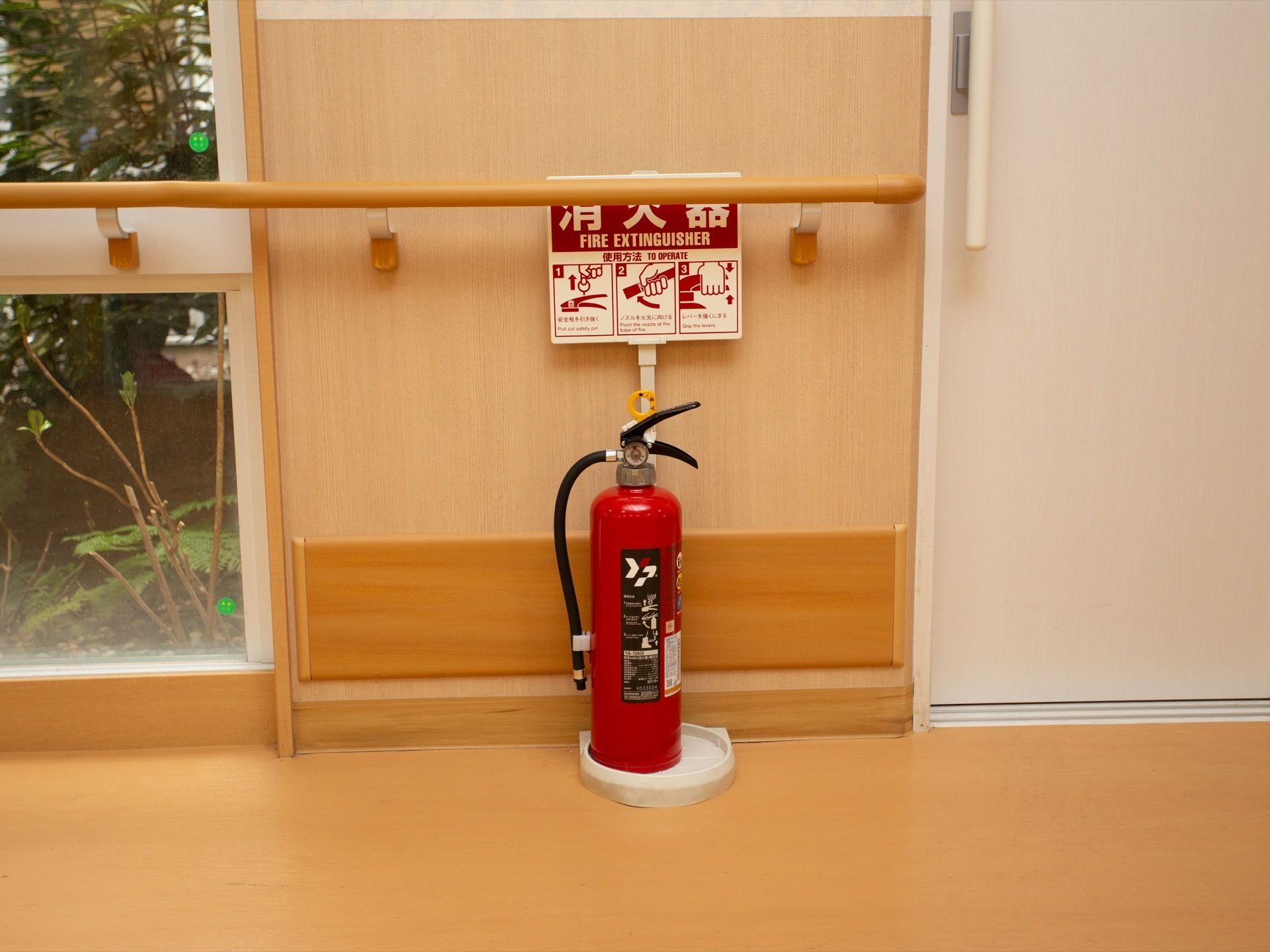 通路には消火器が置かれている。誰でもわかりやすい場所に設置されているため、緊急時はすぐに使用することが可能。