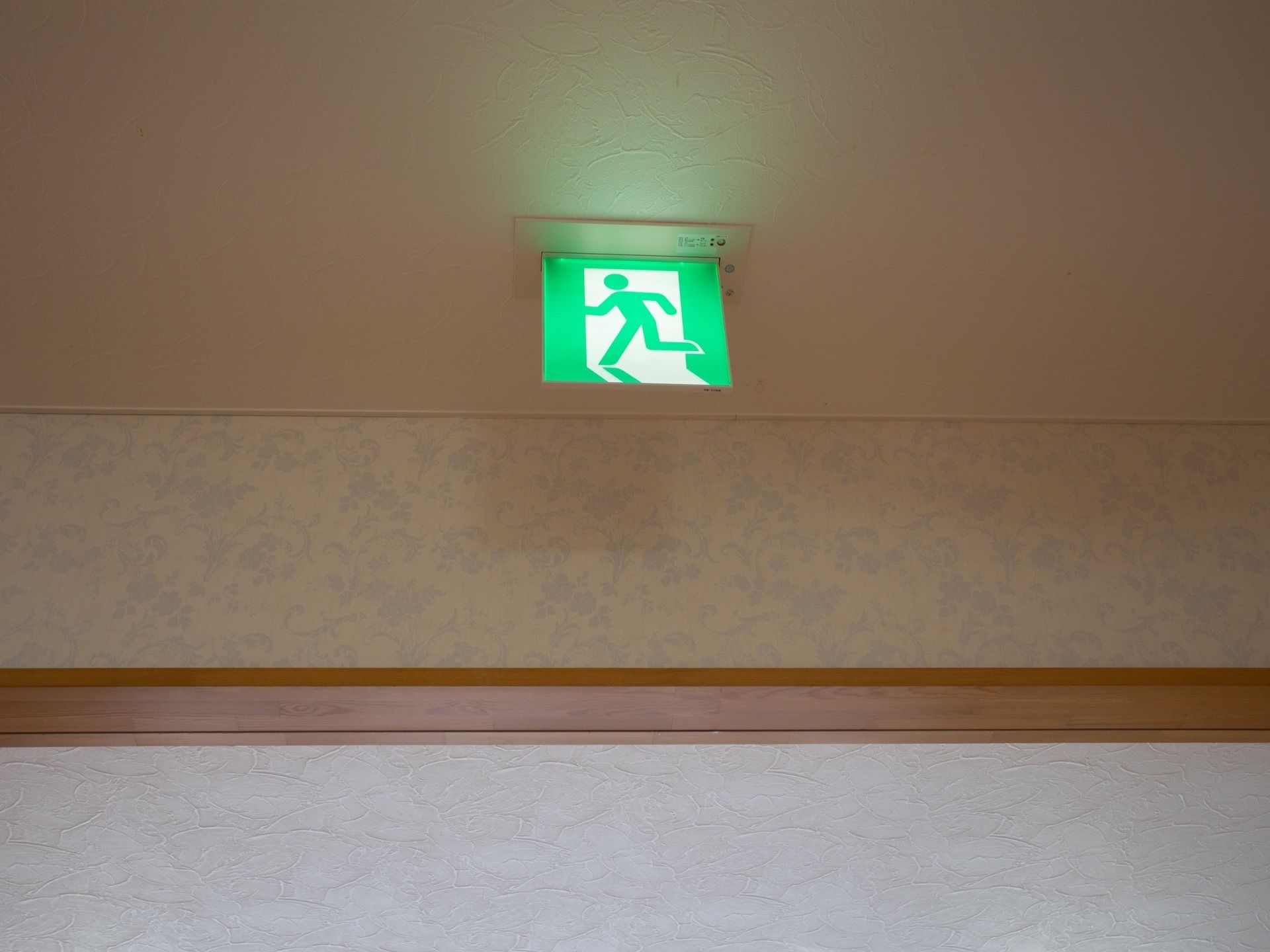 非常時に避難するための出口が施設に設置されている。非常口マークもしっかりと備え付けられているため、どこにあるか一目でわかる。