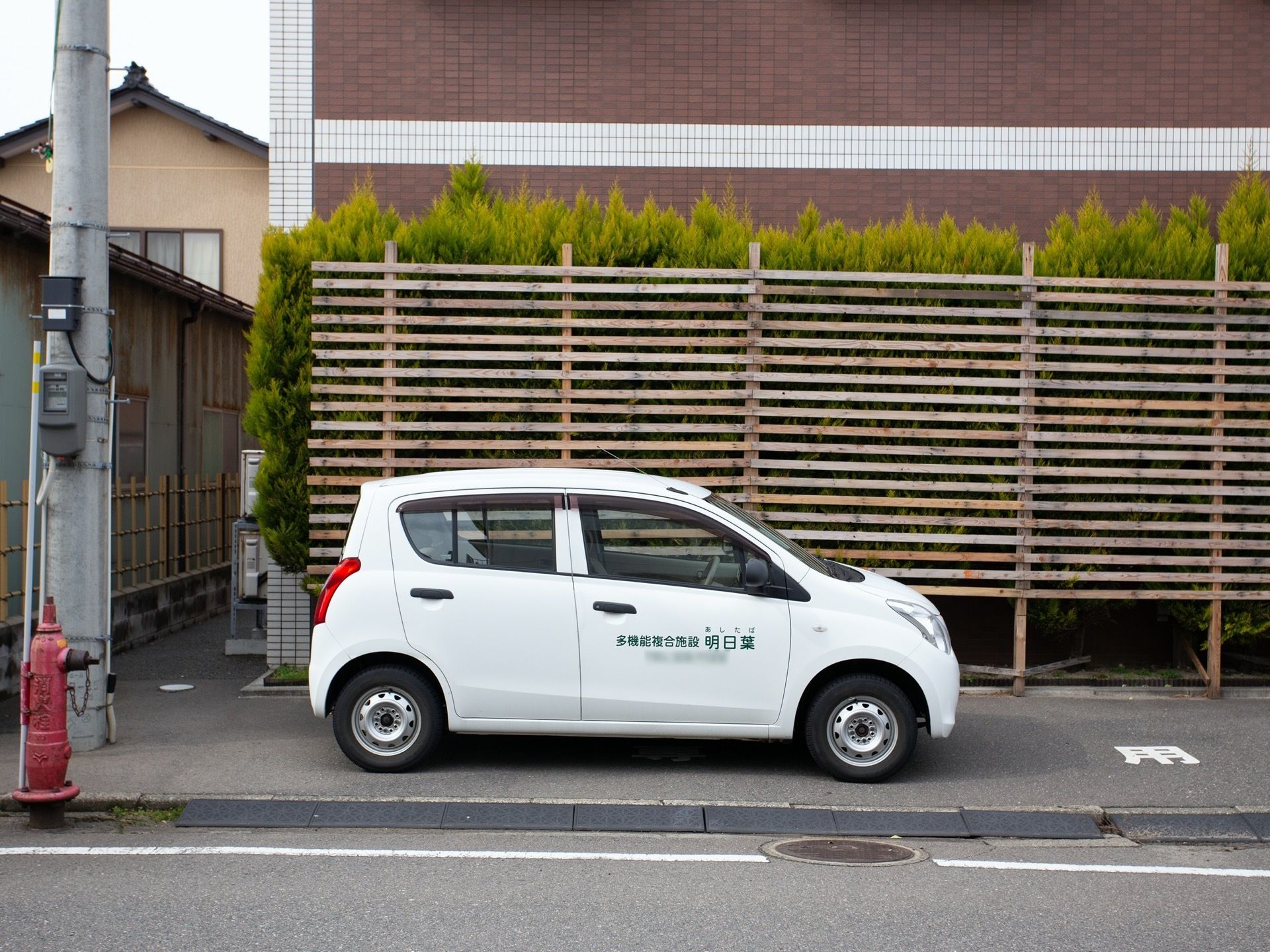 白いボディに緑で施設名を印刷している施設の車を用意しているため、送迎の際も車を見つけやすくなっている。