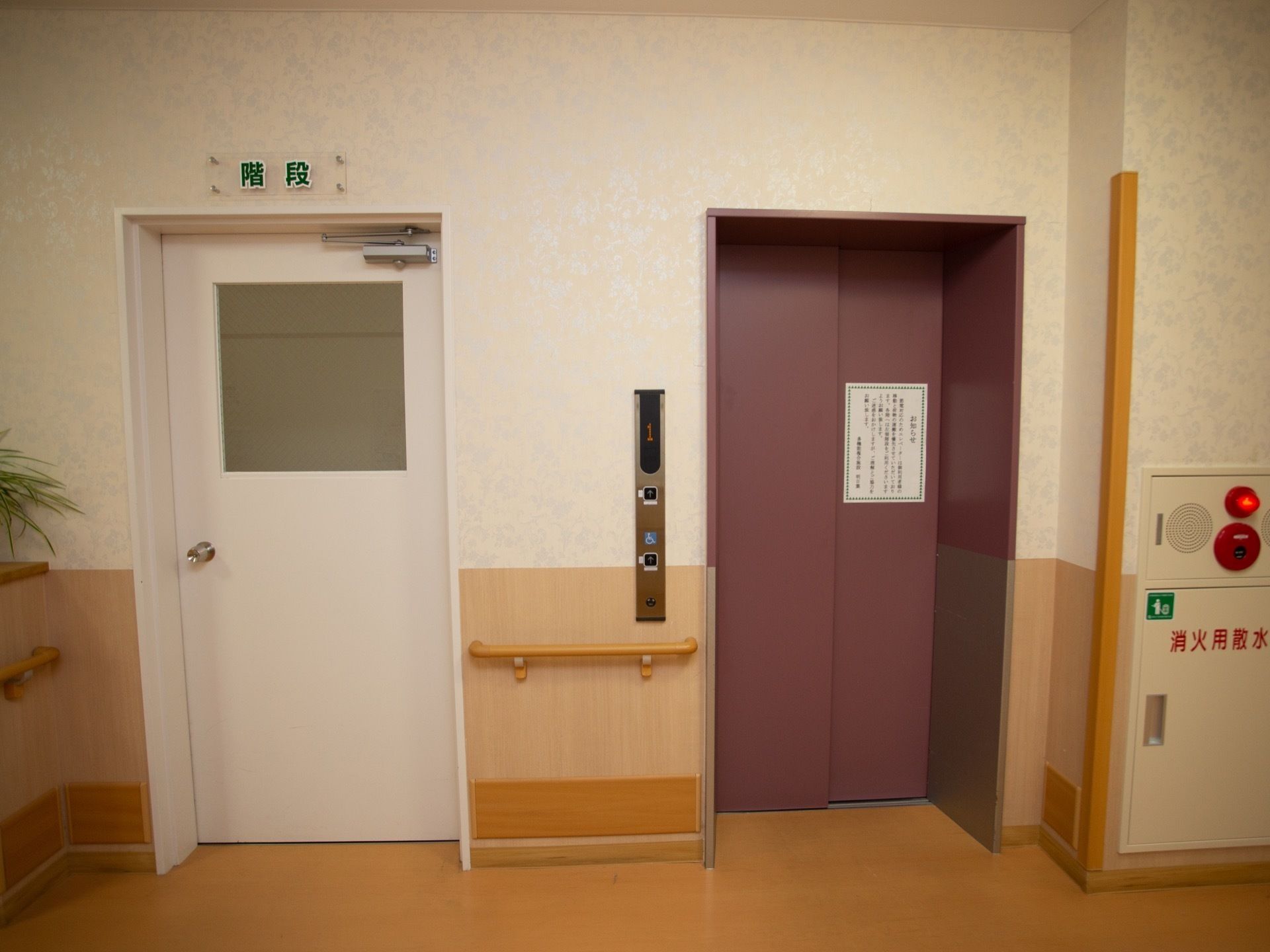 エレベーターホールの壁には手すりが備え付けられている。エレベーターの隣には階段があり、身体の調子に合わせて使い分けることが可能。