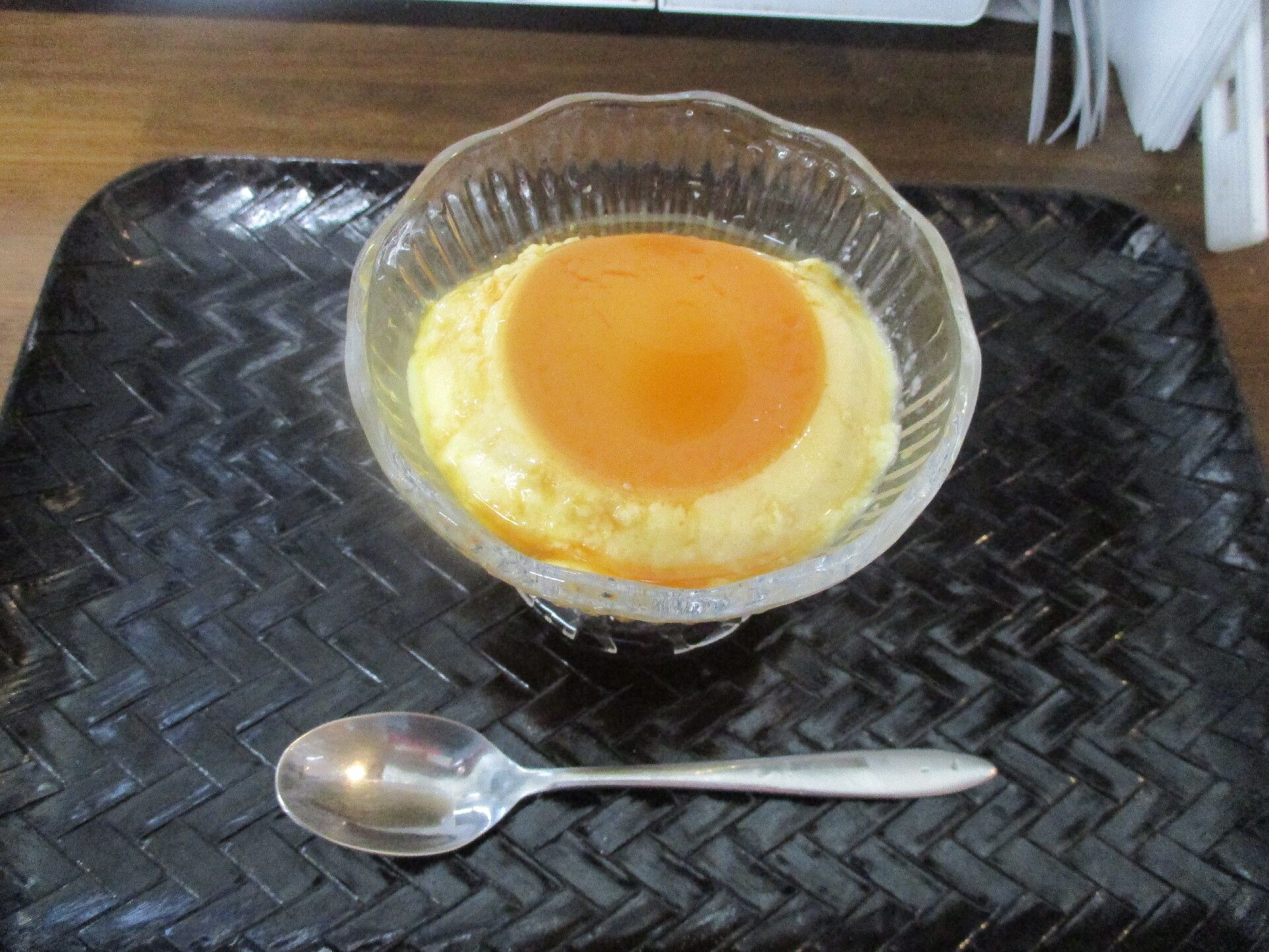 揚揚げ物に野菜が添えられた皿に、小鉢や味噌汁、デザートのある食事例