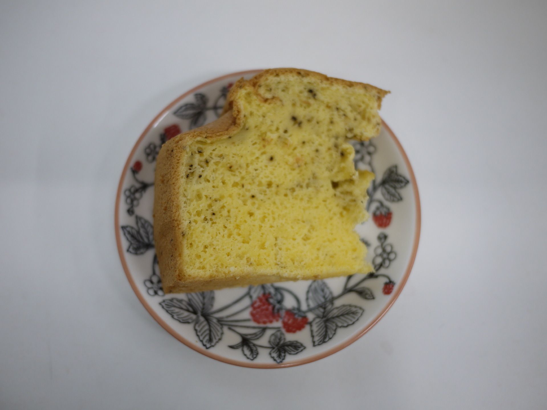 サラダが盛られた鉢に、たれのかかった料理、卵スープが添えられた食事例