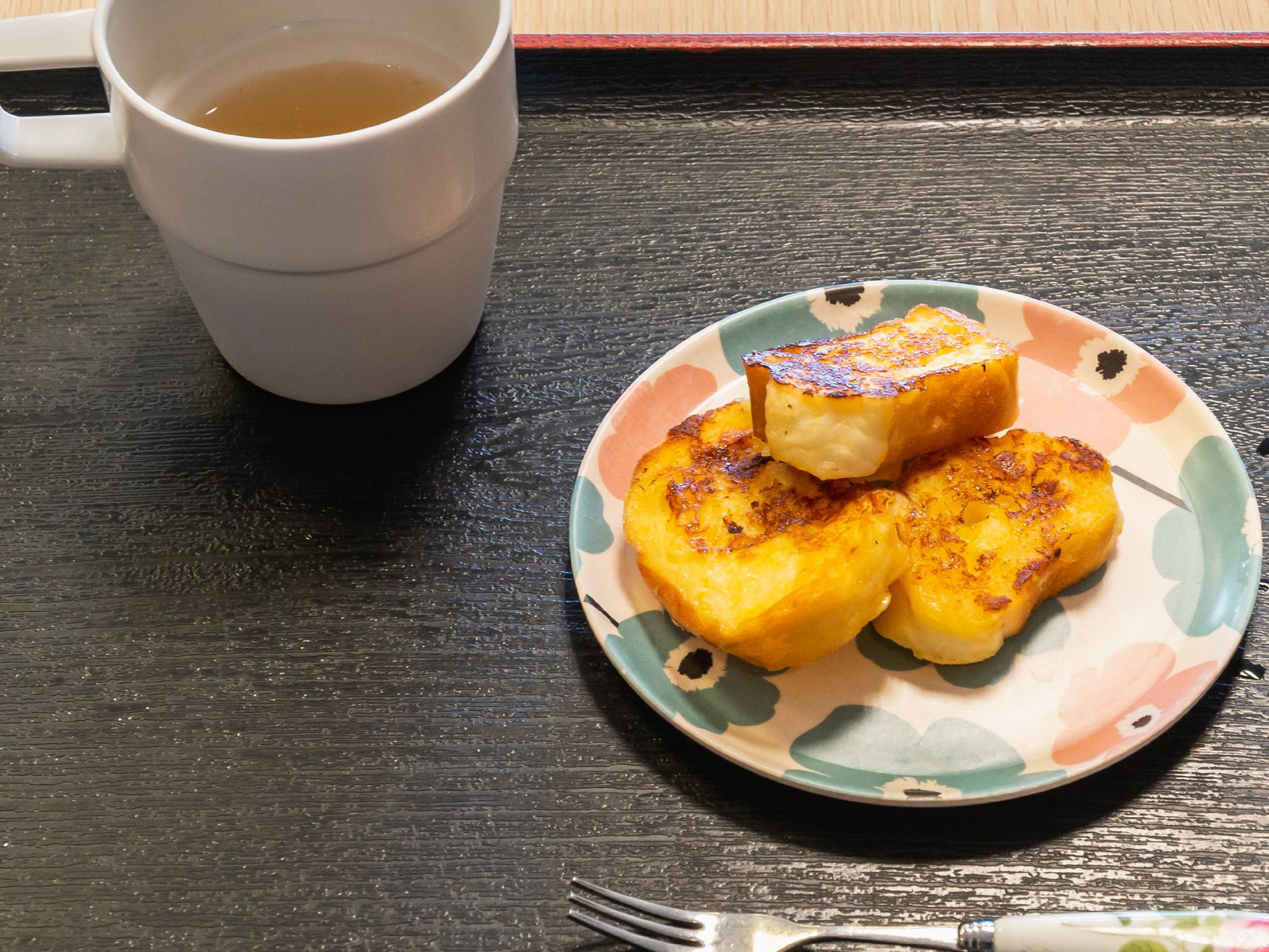 コップに入ったお茶と、お皿に盛り付けられたフレンチトースト