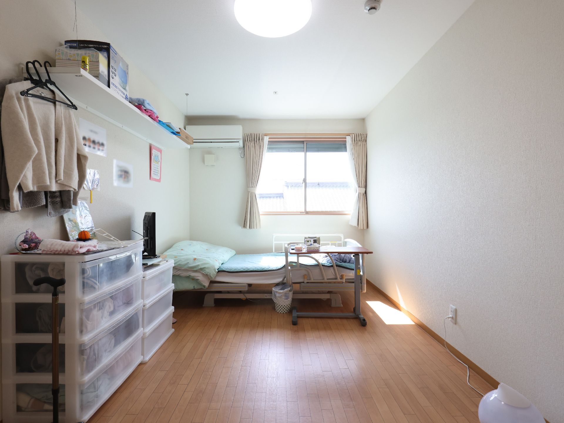 日差しが差し込み、介護ベッドが置かれている居室