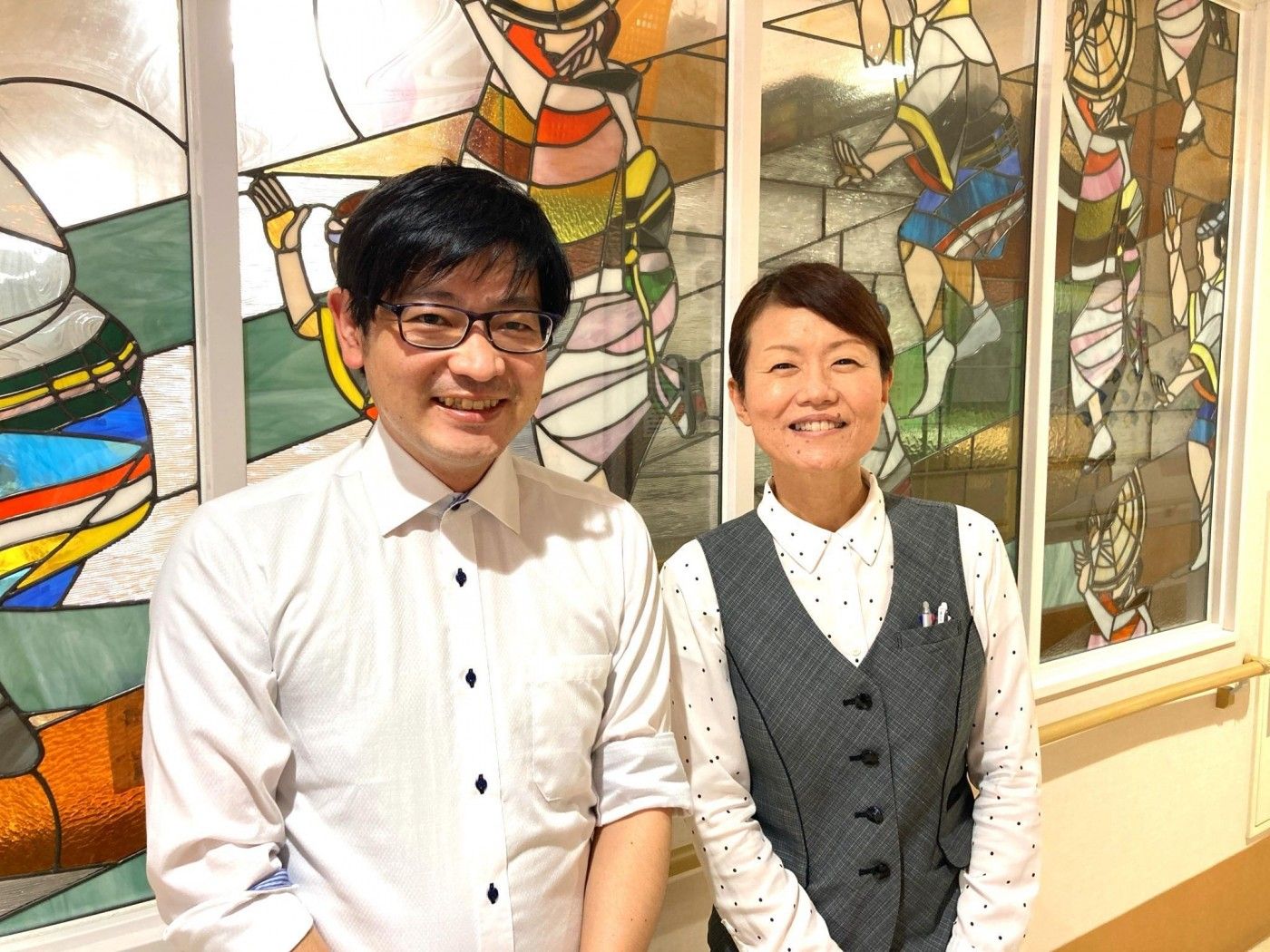 スタッフとステンドグラス