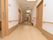 廊下は、全体的に明るい色合いをしている。建物本体は平屋建てなので、エレベーターや階段などの上下移動のための設備はない。