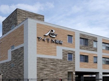 柔らかい色合いとデザインが印象的な施設の外観写真。アイリス港南の外観
