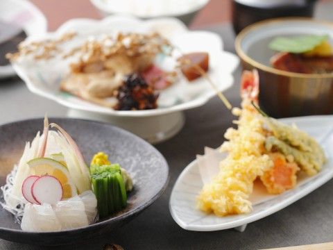 それぞれに皿に盛り付けられている温かい料理と冷たい料理