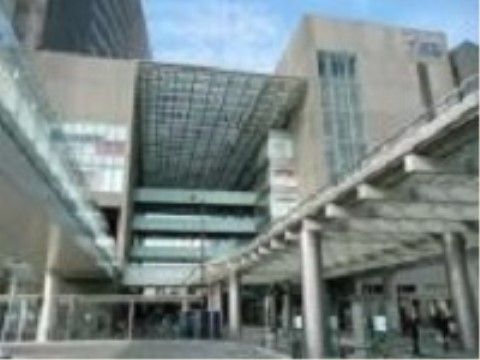 「ヒルデモア世田谷岡本」の周辺環境。商業施設が入った大きな駅となっている。