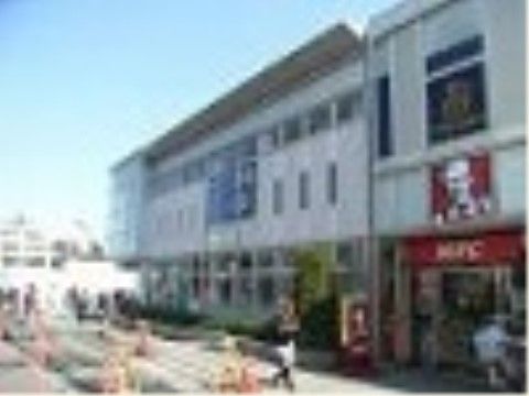 「ヒルデモア世田谷岡本」の周辺環境。多くのお店があり、買い出しにも便利である。