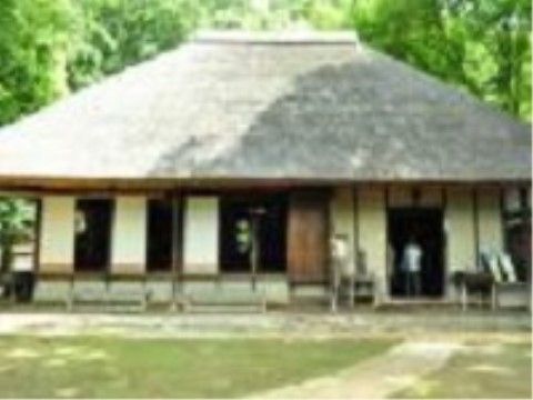 「ヒルデモア世田谷岡本」の公園。森林が豊かな公園がある。