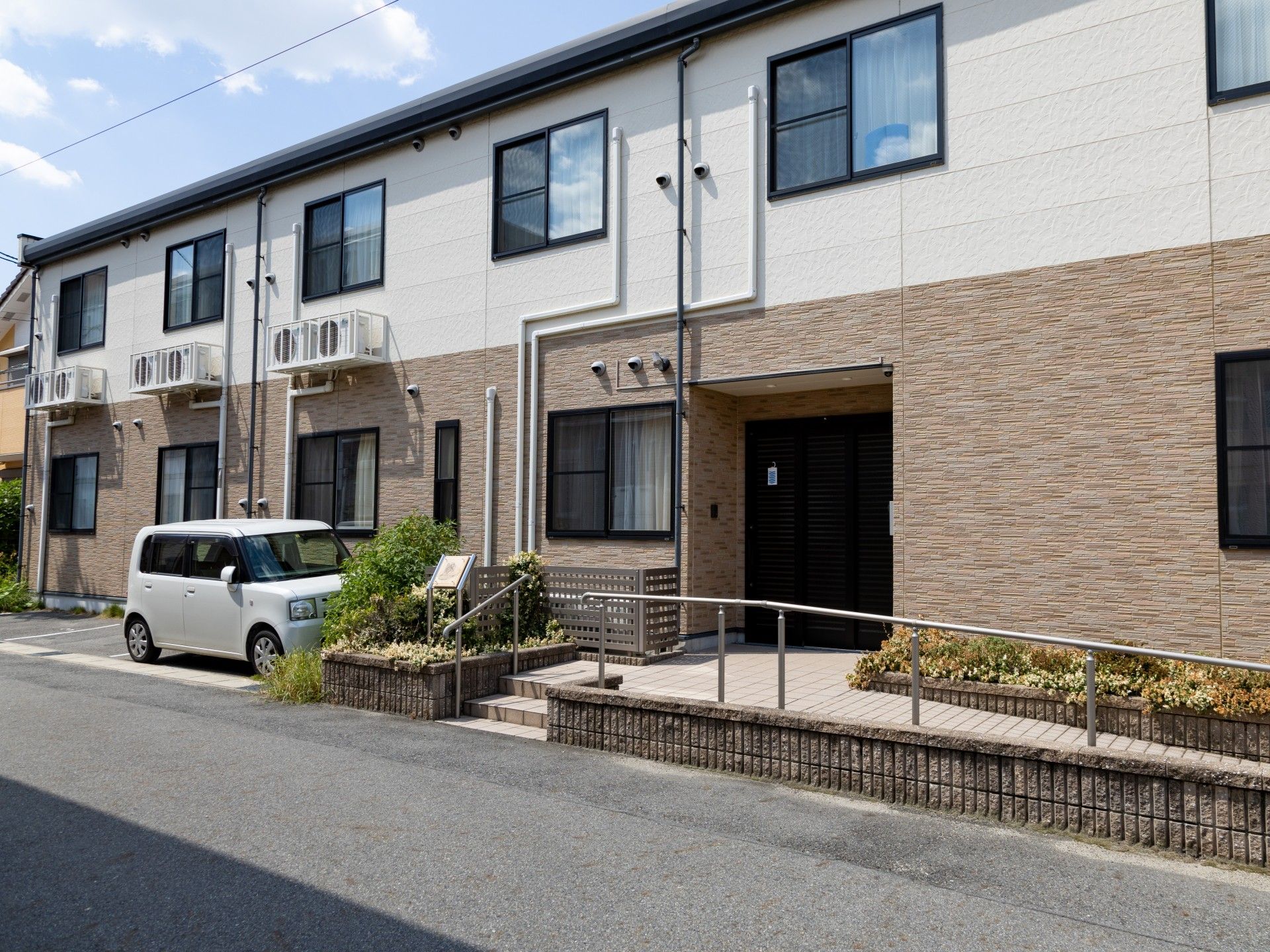 明るい外観の建物入口