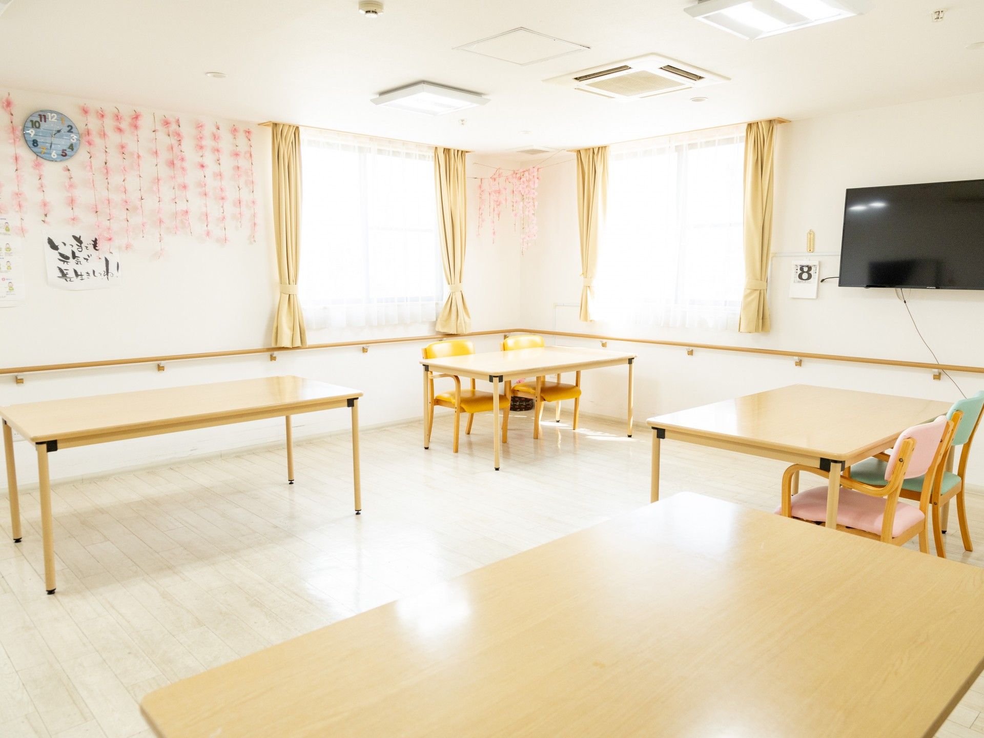 黒い扉のエレベーターが左代わりにあり、右側には手すり付きの階段が設置されている。絵画も飾られ、きれいに掃除がされている。