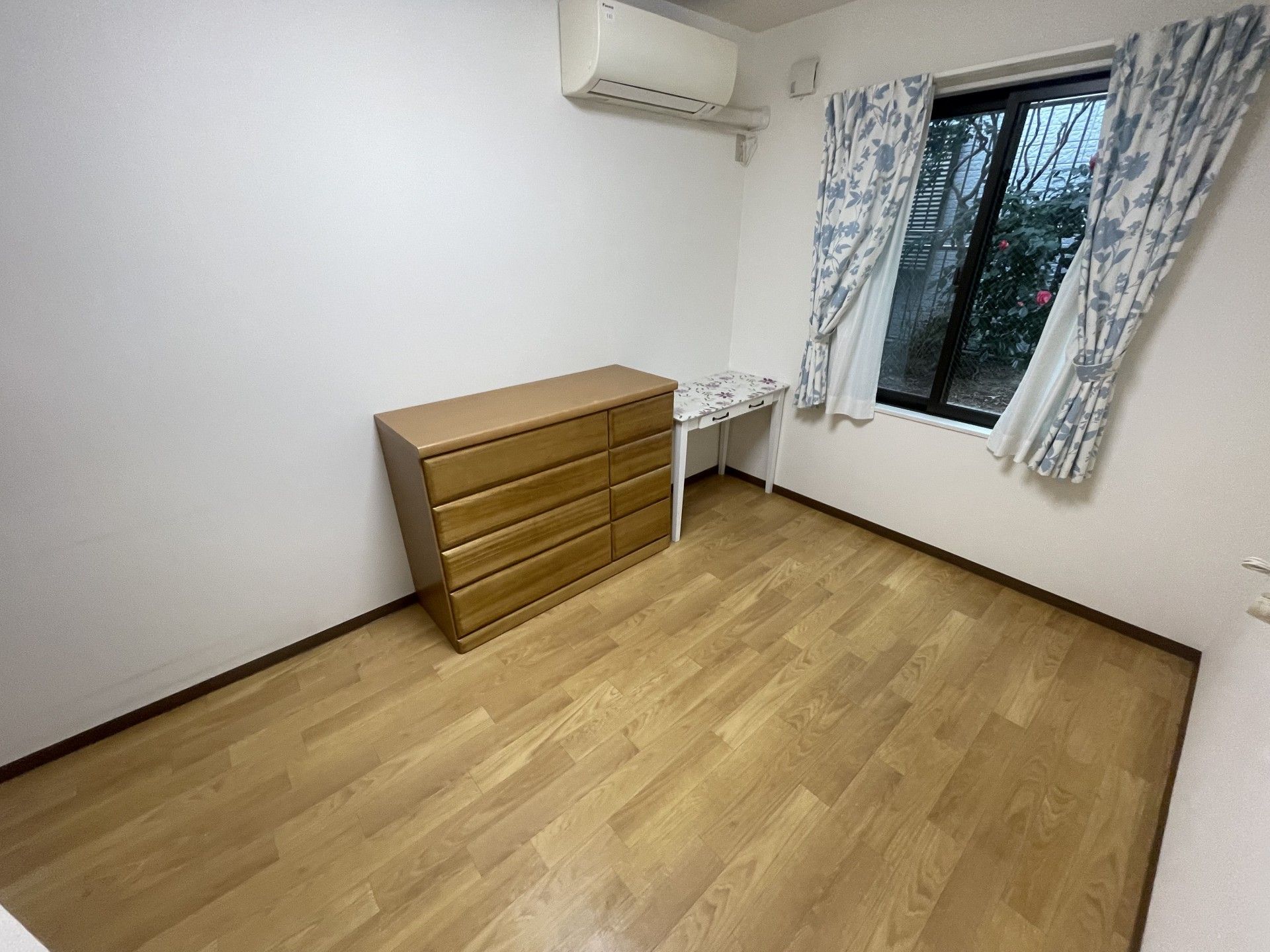 窓際のシンプルな部屋