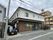 落ち着いた外観の建物
