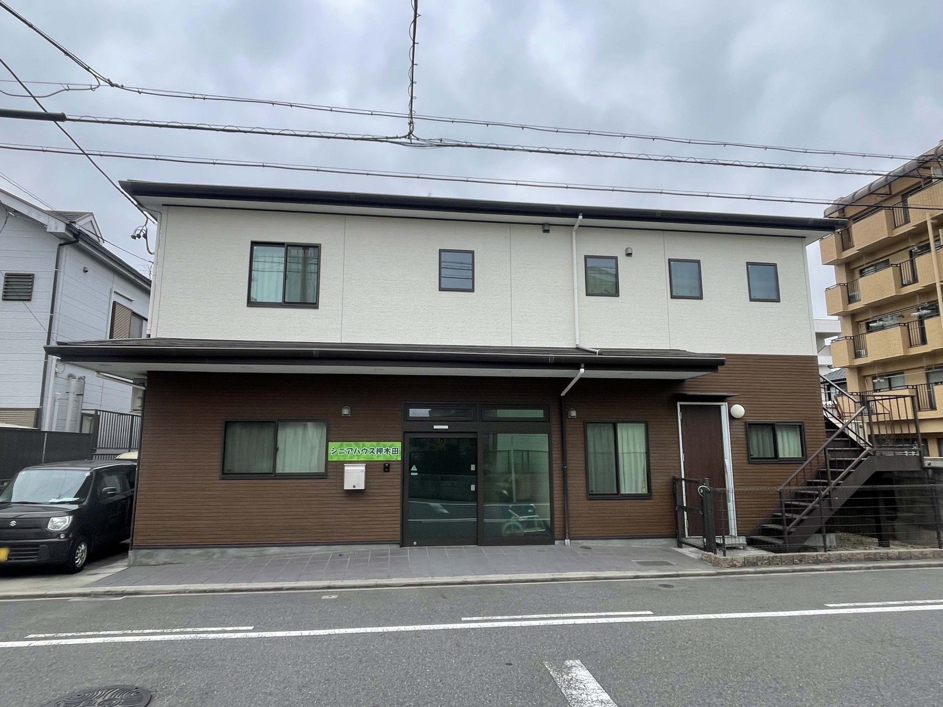 落ち着いた外観の建物