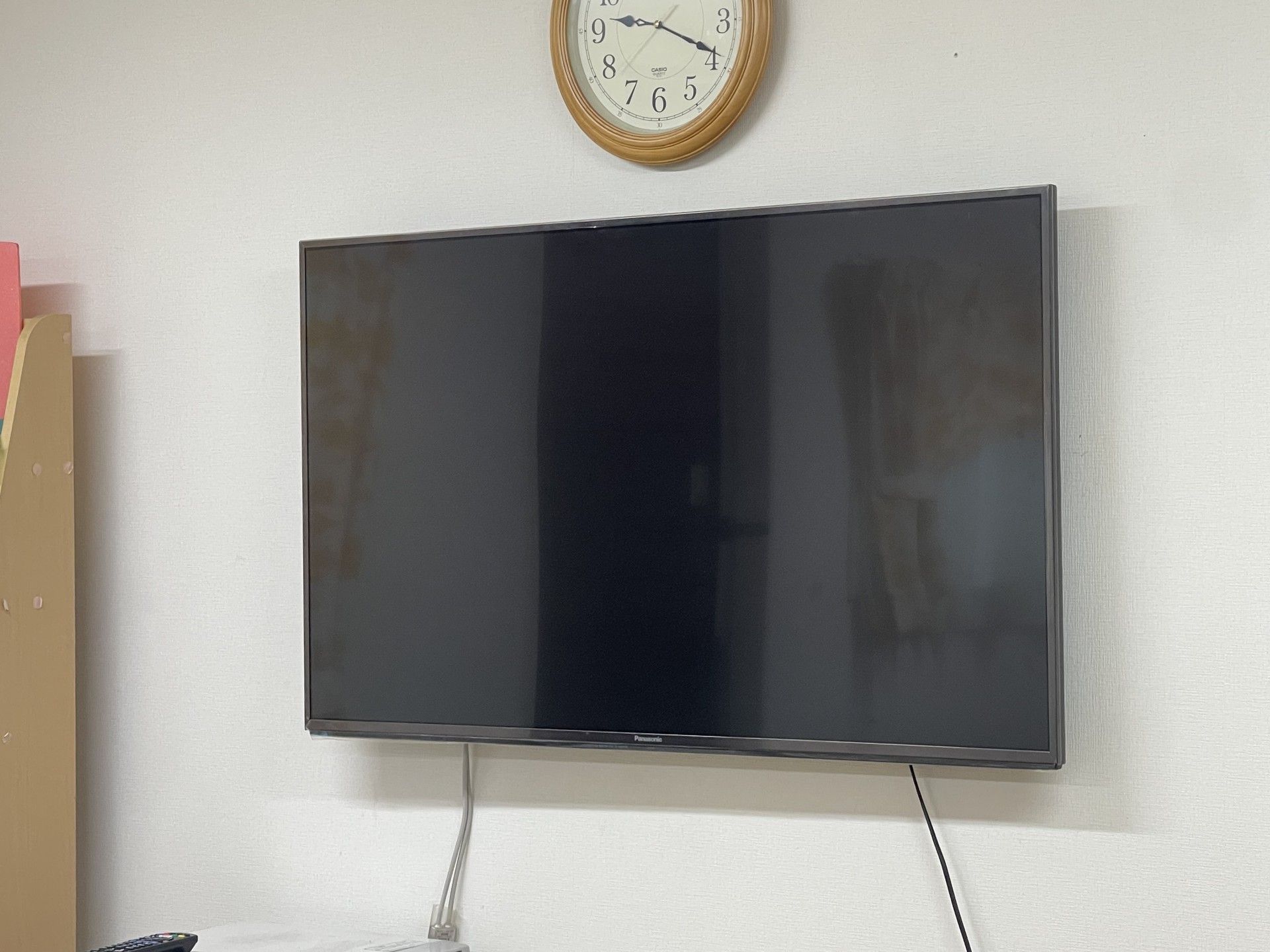 壁掛けテレビと時計