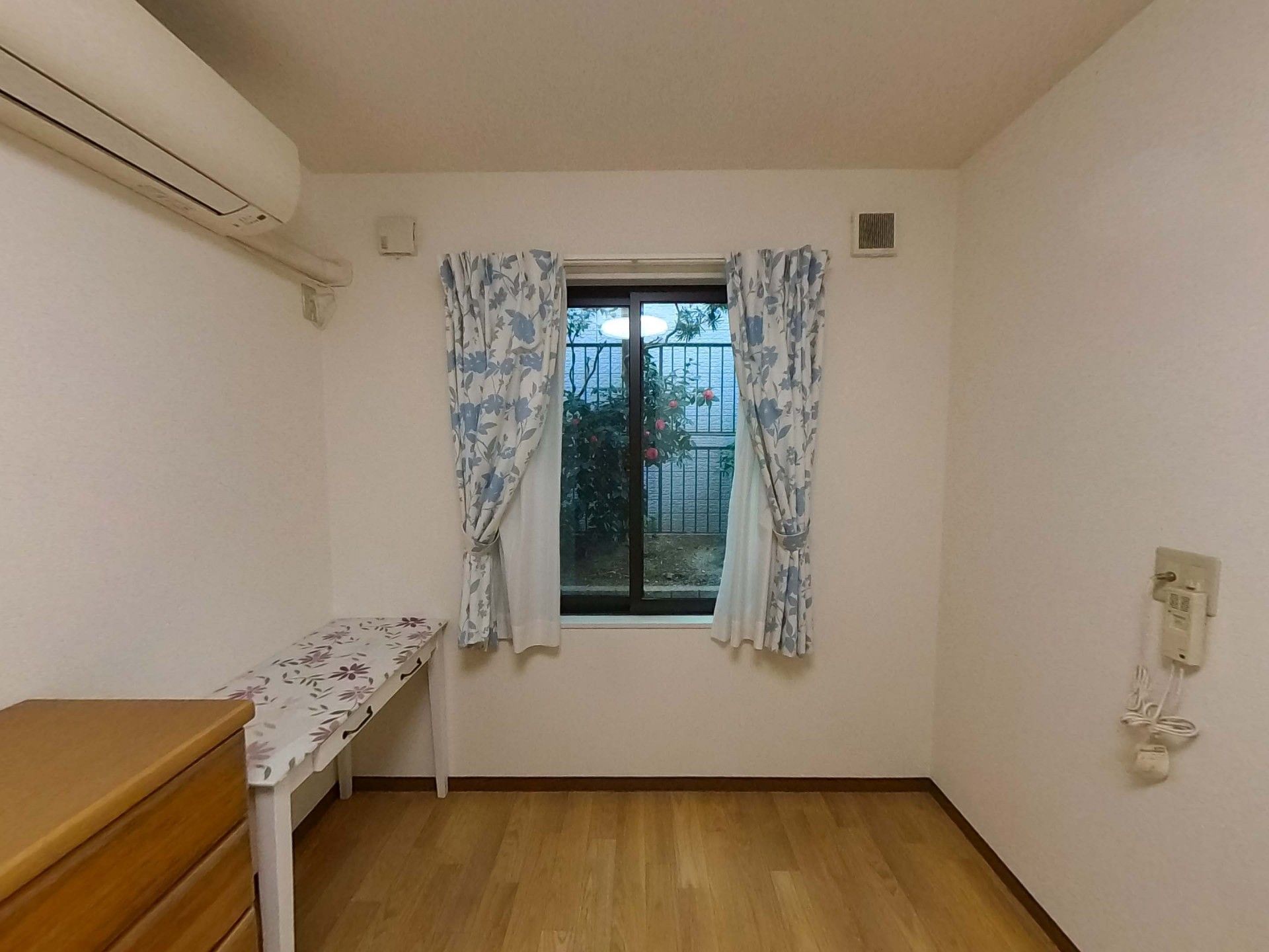 窓際の明るい部屋