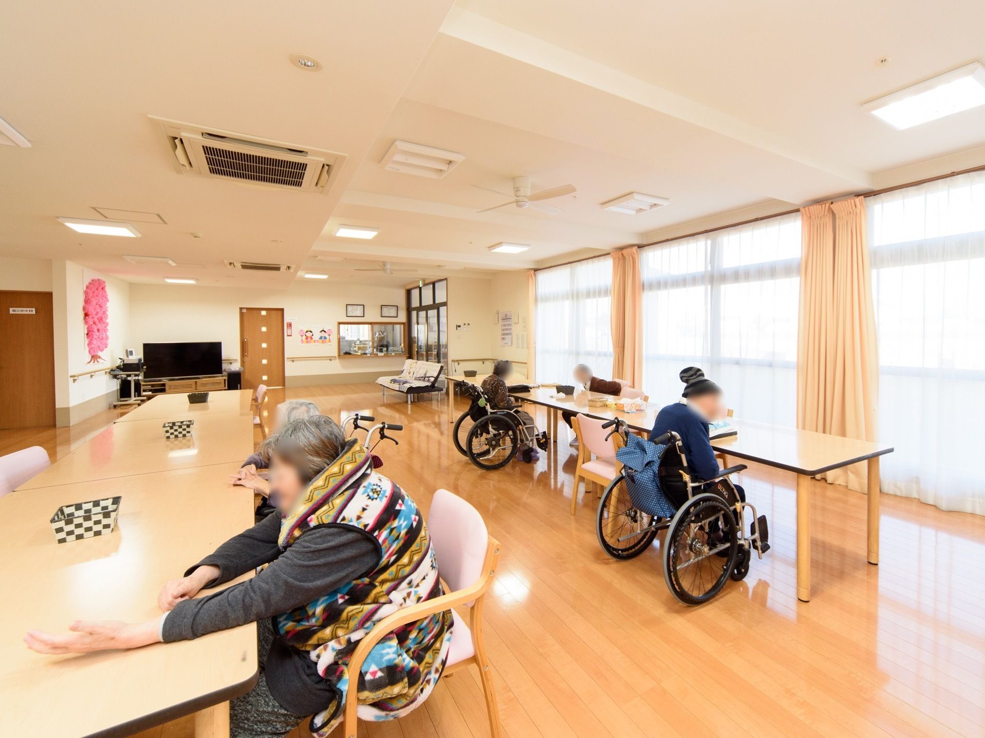 食堂にはテーブルが2列縦に並んでいる。間は距離を広めに空けてあり、車椅子をご利用の方も楽に移動ができる。