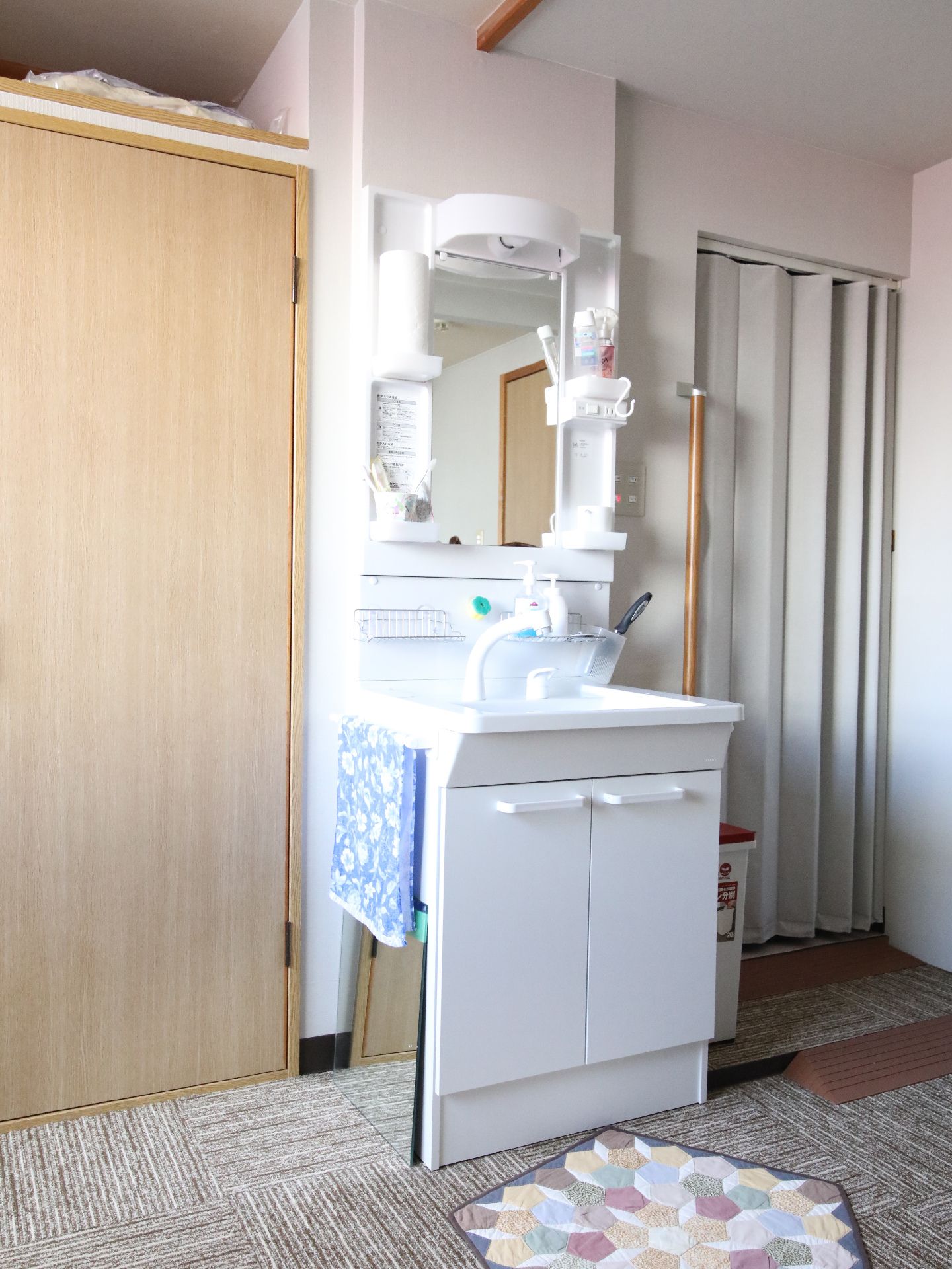 座った状態のままで利用できるように設計された洗面台