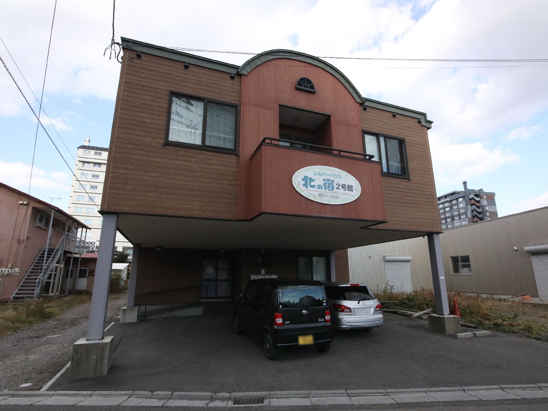 近隣に駐車場が設置されている介護施設の外観