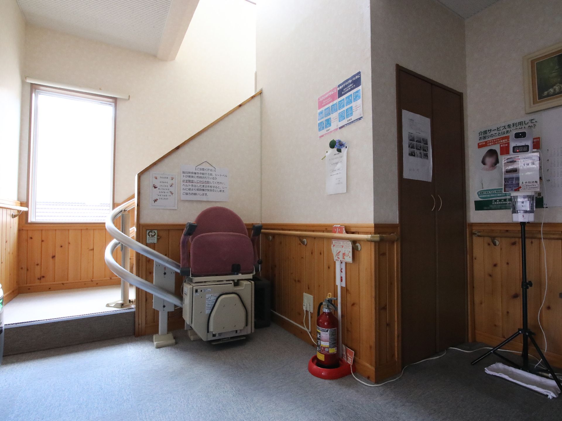 手すりが設置され、転倒防止の対策がなされた階段